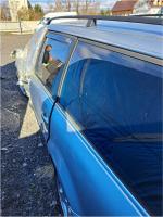 Bok srebrnego samochodu osobowego marki Volkswagen Passat; na wysokości drzwi kierowcy widoczne uszkodzenia, wgniecenia 