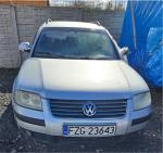 Prawa strona srebrnego samochodu osobowego marki Volkswagen Passat bez widocznych uszkodzeń