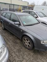 Audi A4 w kolorze srebrno-szarym, przedni zderzak od strony pasażera lekkie wgniecenie