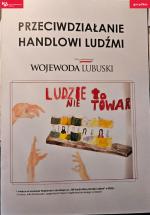 Plakat Przeciwdziałanie Handlowi Ludźmi. Ludzie to nie towar. Znak wojewoda lubuski. Napis: I miejsce w konkursie Wojewody Lubuskiego pt. Nie bądź ofiarą Handlu Ludźmi