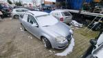 Volkswagen Golf; widok z prawego przodu; kolorystyka srebrna